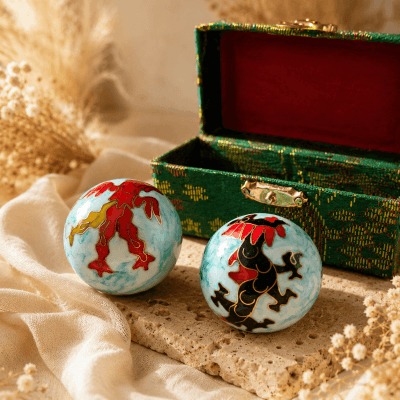 Qi-Gong-Kugeln „Drache & Phönix“ – kunstvoll verziert in edler Geschenkbox