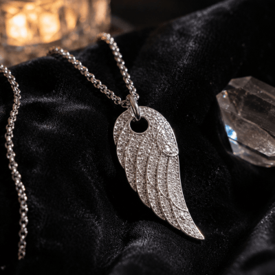 Engelsflügel-Kette „Himmlischer Schutz“ – silberfarben mit ca. 90 funkelnden Kristallen