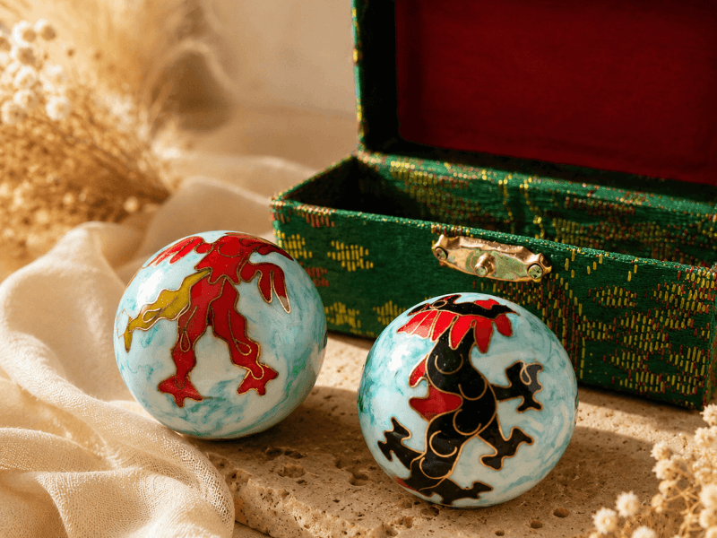 Qi-Gong-Kugeln „Drache & Phönix“ – kunstvoll verziert in edler Geschenkbox