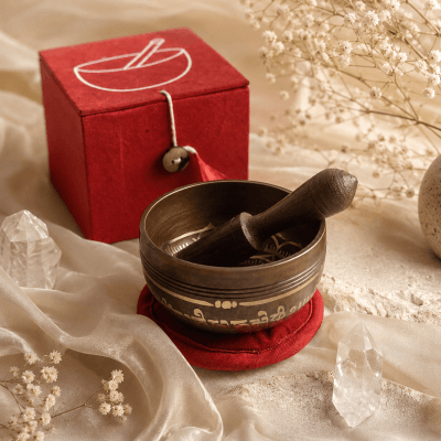 Mini-Klangschale in roter Geschenkbox – kleiner Klangmoment für Ruhe und Harmonie
