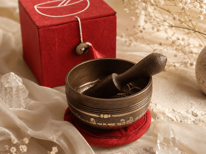 Mini-Klangschale in roter Geschenkbox – kleiner Klangmoment für Ruhe und Harmonie